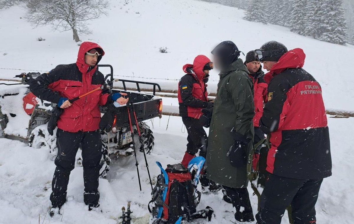 Новини України - Трьох туристів врятували поблизу гори Піп Іван