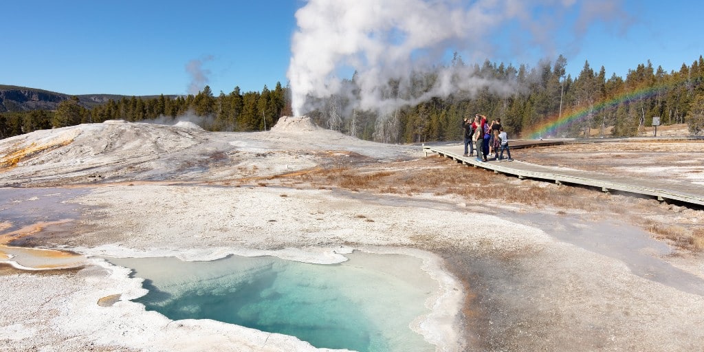 Новини світу - Туристів у Єллоустоні засудили за порушення правил
