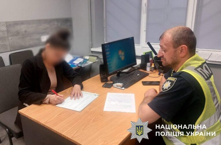 У День жалоби у Києві жінка слухала російську музику