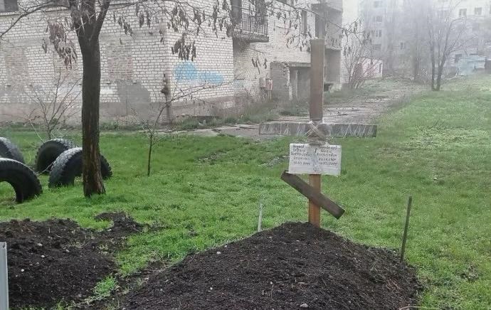 У дворах Покровська почали з’являтися могили – ЗМІ