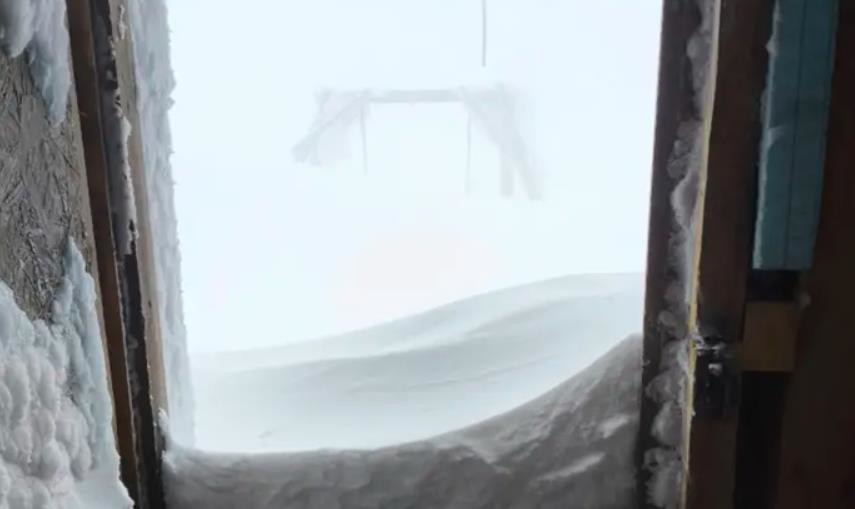 Новини України - У Карпатах випало до метра снігу