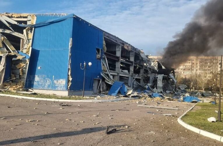 У Херсоні внаслідок удару РФ зруйновано льодовий палац