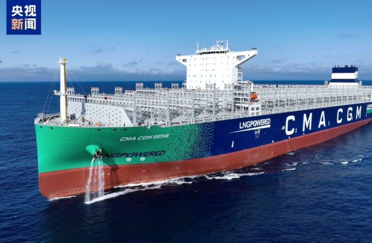 У Китаї спустили на воду найбільший у світі двопаливний контейнеровоз