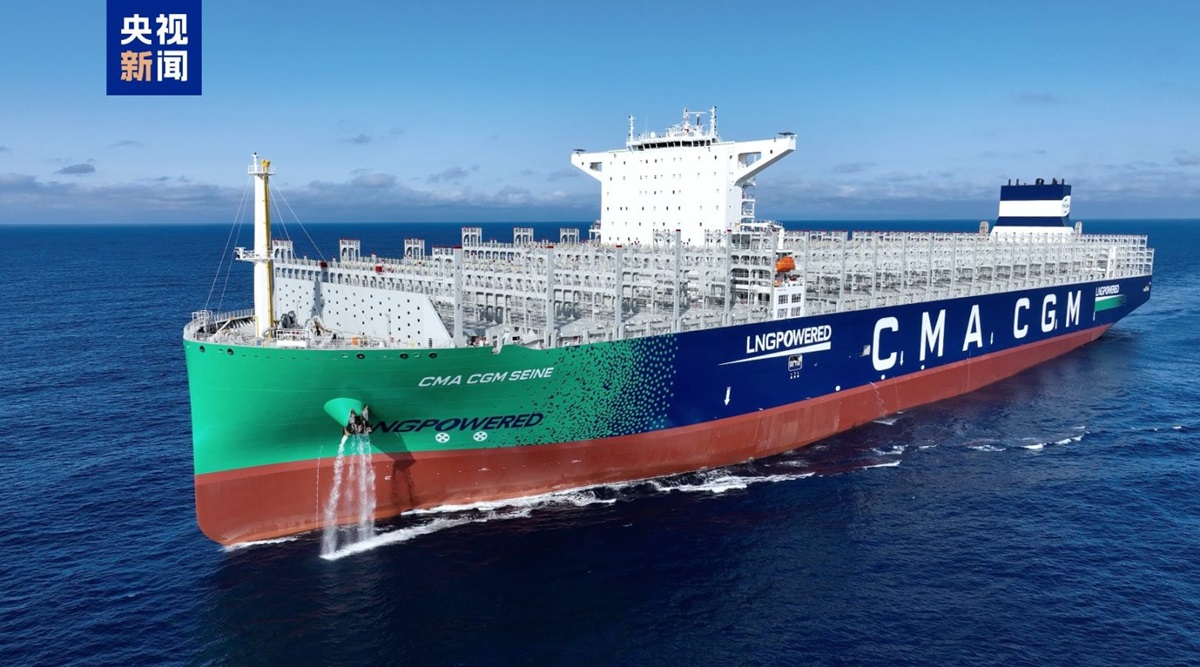 Новини бізнесу - У Китаї спустили на воду найбільший у світі двопаливний контейнеровоз