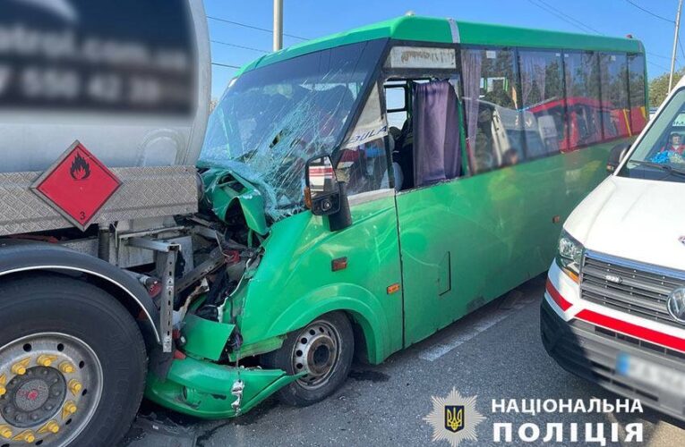 У Києві маршрутка в’їхала у вантажівку, п’ятеро постраждалих