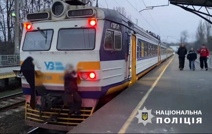 У Києві троє підлітків чіплялися за трамваї та потяги