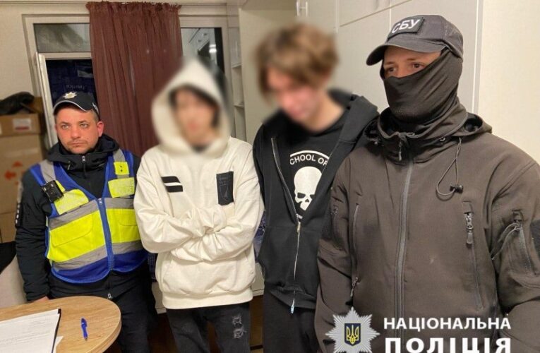 У Києві затримали юнаків, які слухали російську музику після обстрілу Сум