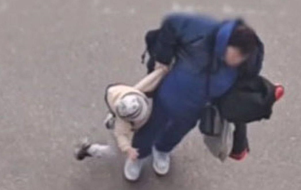 Новини Києва - У Києві жінка тягла за руку дитину, а потім побила її