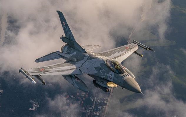 Новини світу - У Польщі жінка вперше стала пілотом F-16
