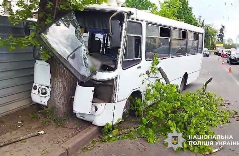 У Полтаві автобус врізався в дерево: серед постраждалих – дитина