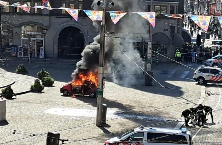У центрі Амстердама спалахнуло авто з водієм