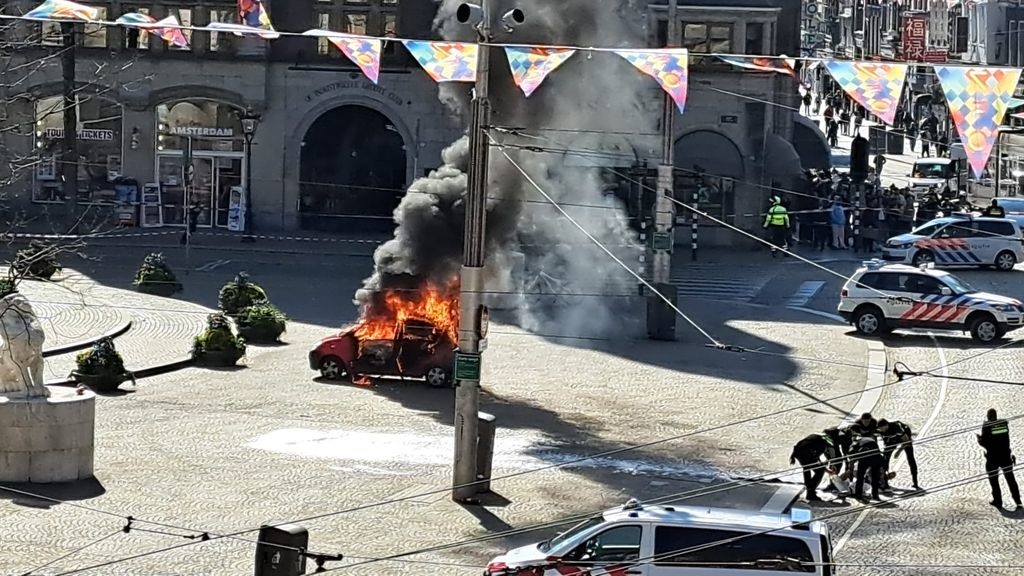 Новини світу - У центрі Амстердама спалахнуло авто з водієм