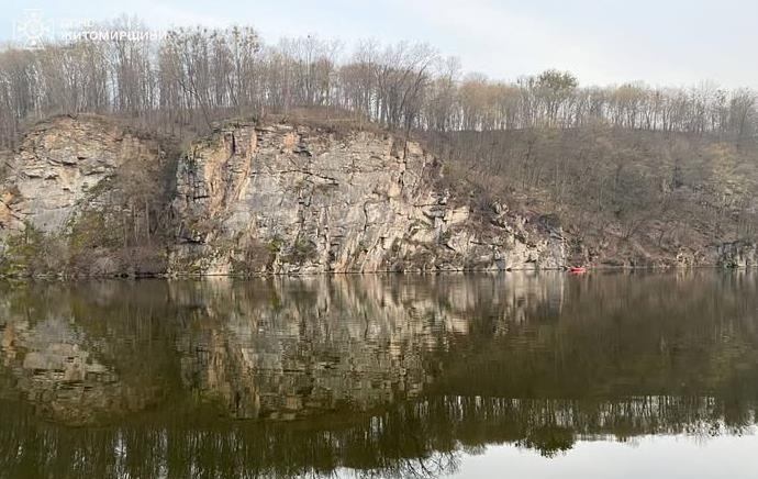 У Житомирі чоловік зірвався з 30-метрової скелі