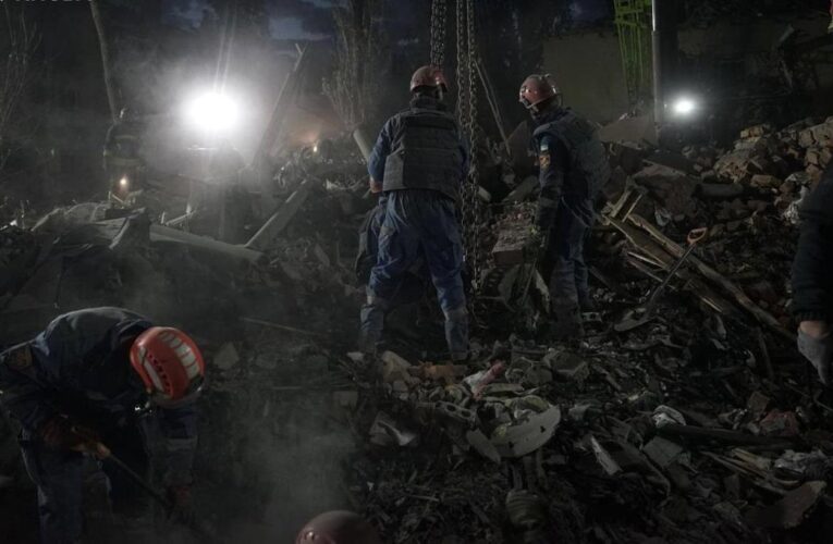Удар по Києву: під завалами шукають двох дітей