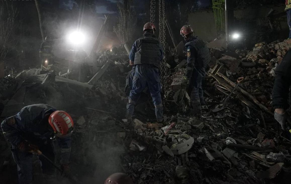 Новини України - Удар по Києву: під завалами шукають двох дітей