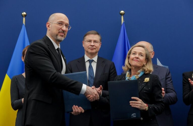 Україна і ЄІБ підписали угоди на 300 млн євро