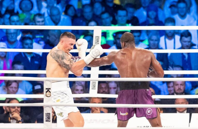 Усик показує, як у першому бою Дюбуа влучив у нього ударом