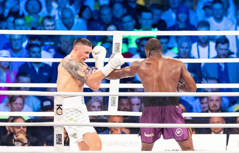 Новини спорту - Усик показує, як у першому бою Дюбуа влучив у нього ударом