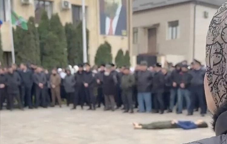 В Чечні тіло вбитого підлітка виставили на площі