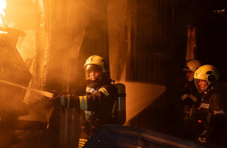 В Києві ліквідували пожежу площею 1500 кв.метрів