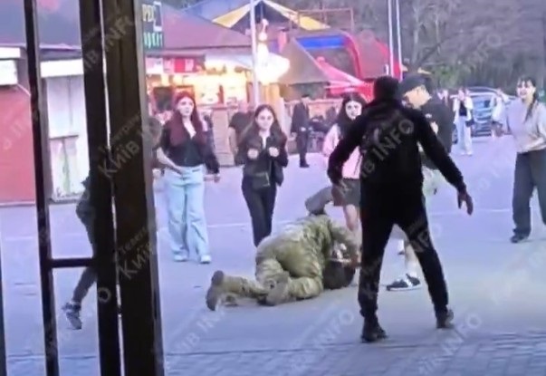 Новини України - В Києві підлітки побили військового: є затримані