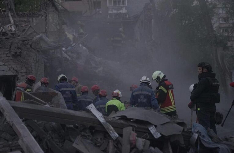 В Києві розбирають завали: підтверджена смерть восьми людей