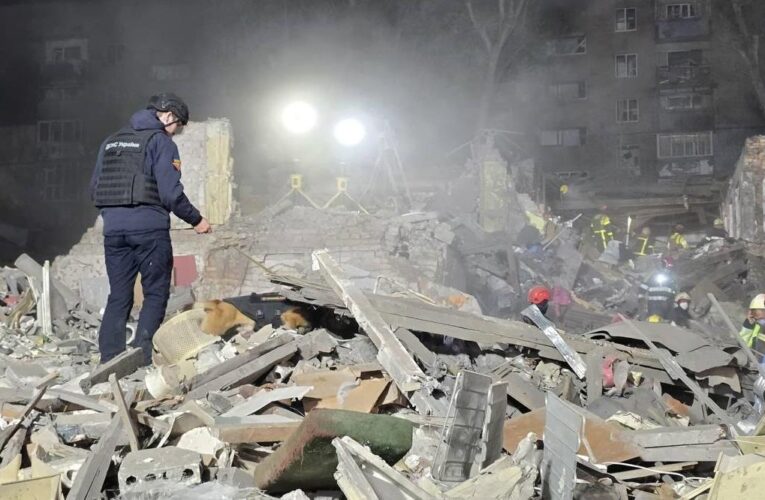 В Києві з-під завалів дістали живого чоловіка