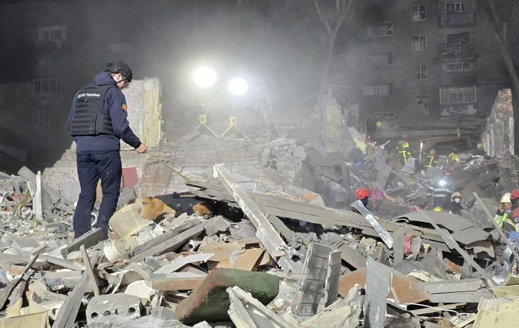 Новини Києва - В Києві з-під завалів дістали живого чоловіка