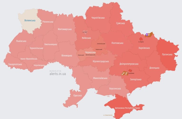 В Київській області пролунали вибухи, в Україні оголошено масштабну тривогу