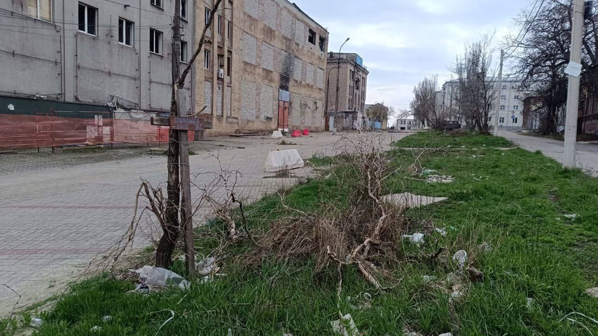 Новини України - В Маріуполі продовжують виявляти могили загиблих на початку війни