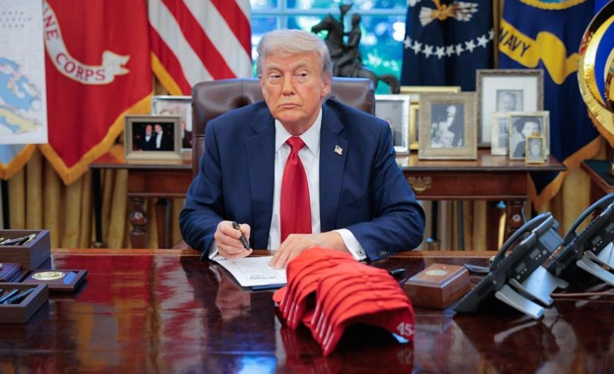 Новини світу - В офіційному магазині Дональда Трампа з’явилися кепки Trump 2028