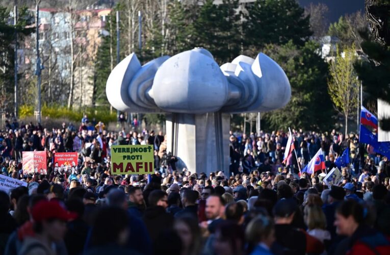 В Словаччині масово протестують проти скандального проєкту уряду Фіцо