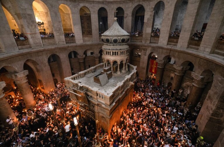 В Єрусалимі зійшов Благодатний вогонь