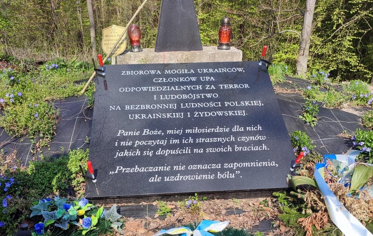 Без категорії - Вандалізм на могилі воїнів УПА: в Польщі розповіли подробиці