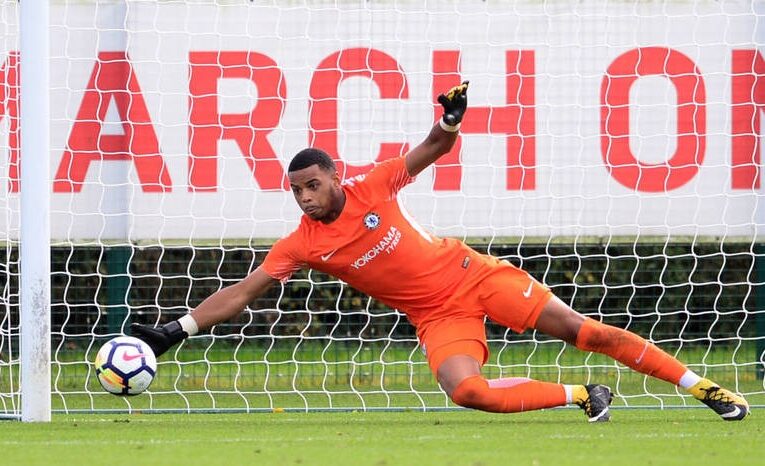 Воротар Челсі поповнив лави військових і готовий їхати в Україну