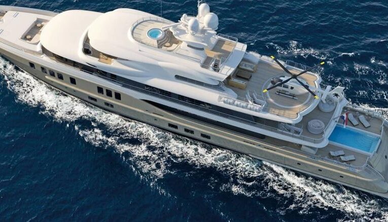 Яхта Медведєва змінила назву та вирушила до США