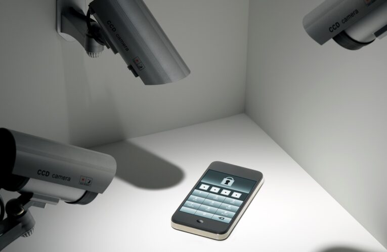 Єврокомісія видаватиме співробітникам телефони для візитів до США – ЗМІ