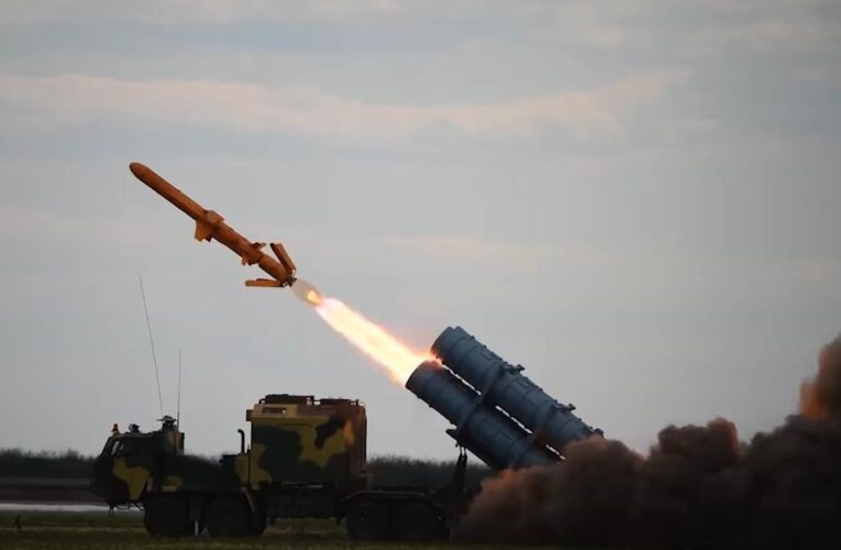 Зеленський: Україна виробляє для фронту 40% зброї