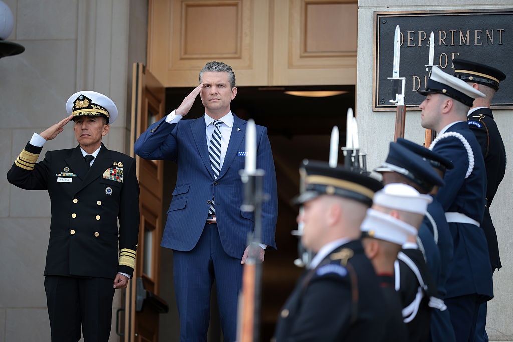 Новини світу - Знову чат у Signal. Скандал із главою Пентагона