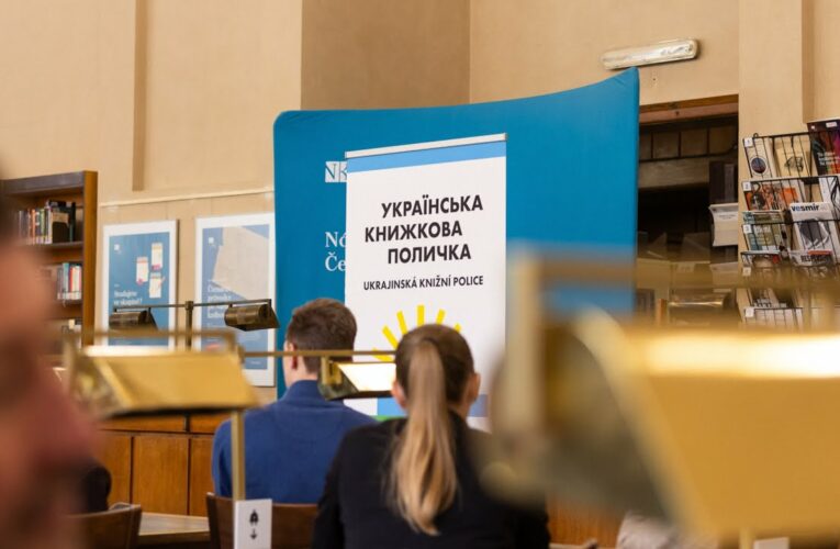 Олена Зеленська відвідала Національну бібліотеку Чехії, де відкрили українську книжкову поличку