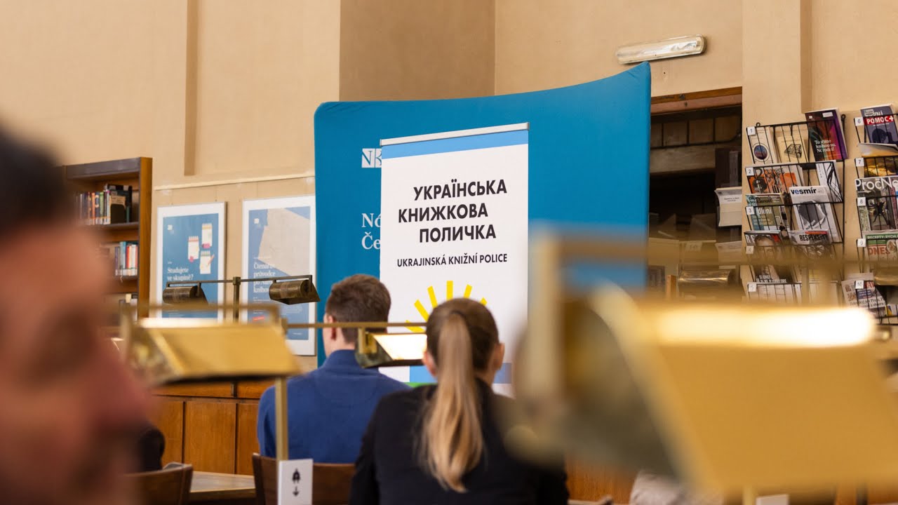 Олена Зеленська відвідала Національну бібліотеку Чехії, де відкрили українську книжкову поличку