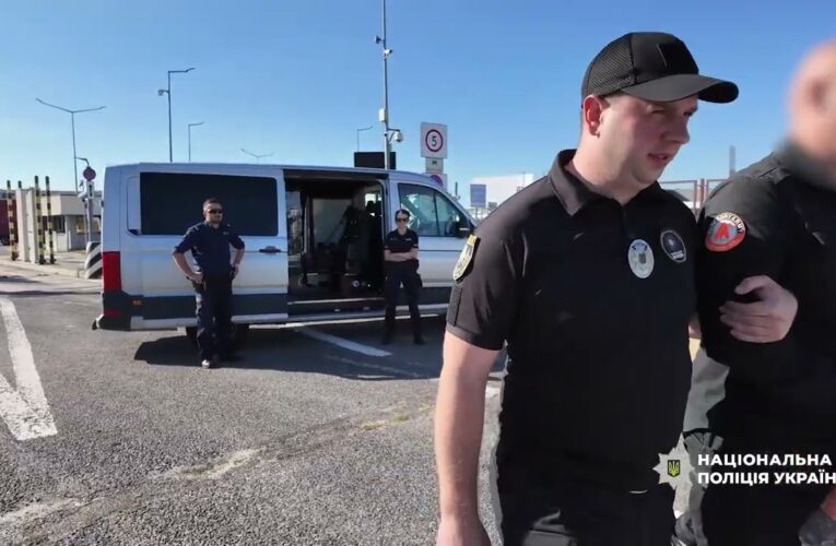 Поліцейські екстрадували двох учасників злочинних груп, які діяли на «чорному» ринку викрадених авто