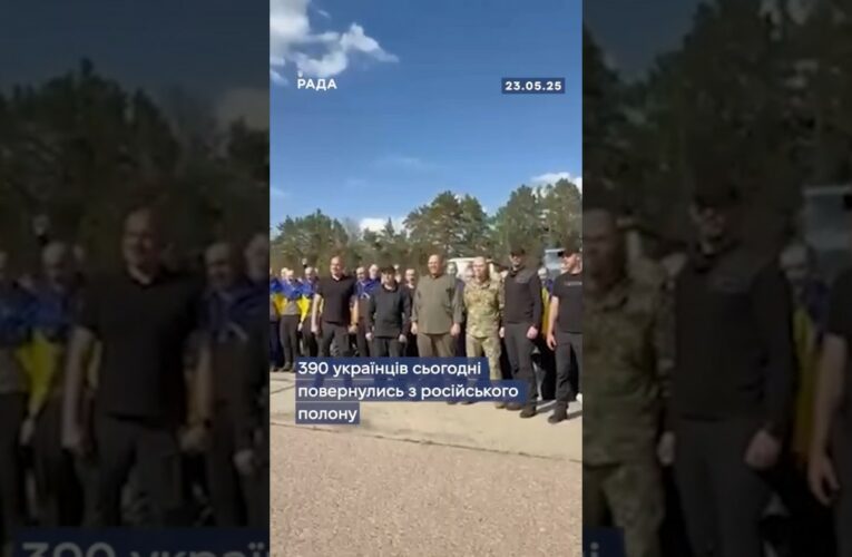 Після місяців очікування та невідомості 390 українців повернулись з російського полону.