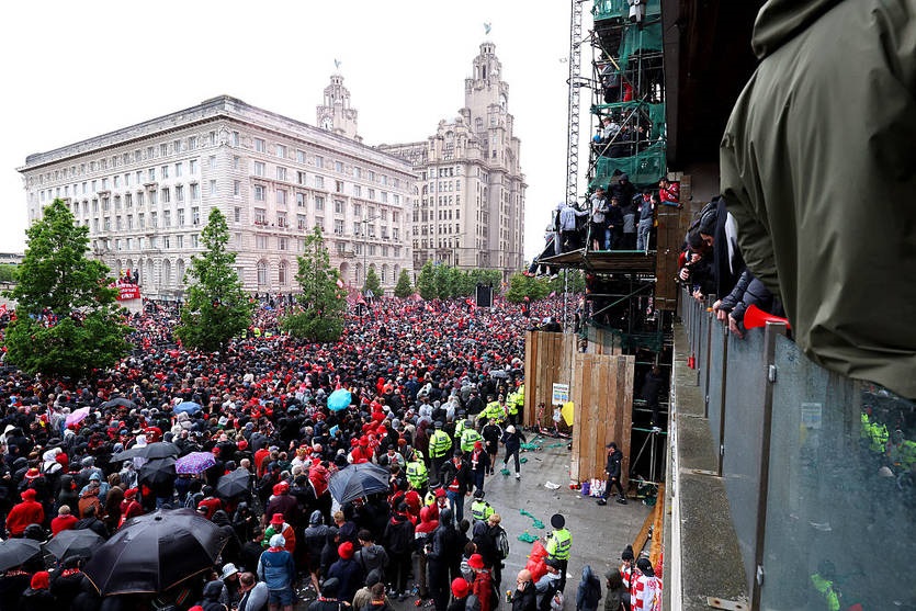 Події - Автомобіль в’їхав у натовп людей на святкуванні чемпіонства Ліверпуля
