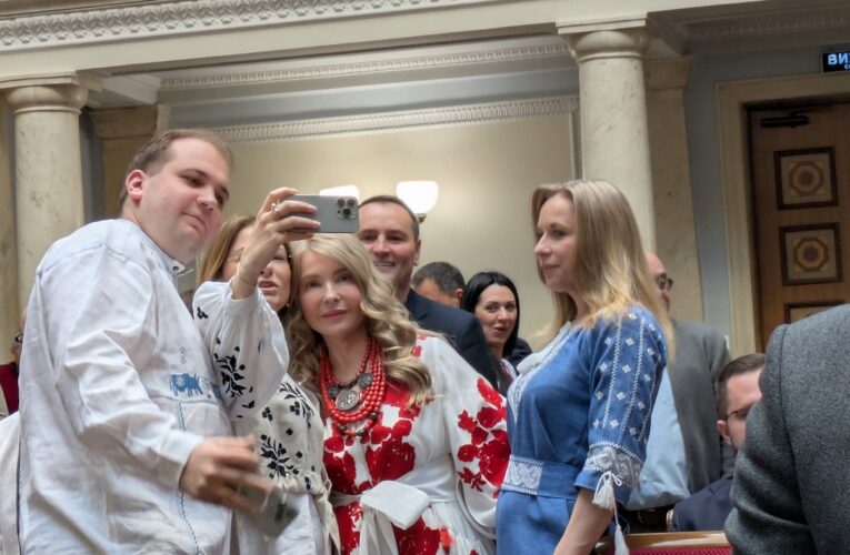 Більше 100 тисяч. Найдорожчі вишиванки політиків