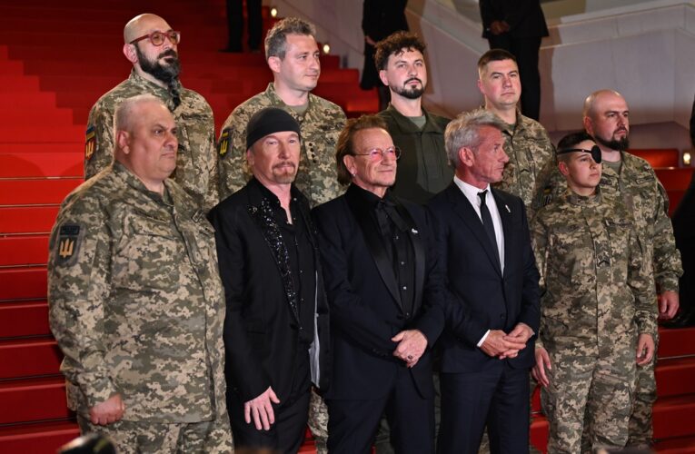 Боно з’явився на Каннському фестивалі разом з військовими ЗСУ