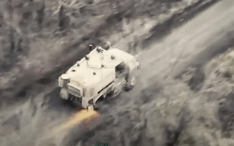 Боєць ГУР вивіз підбитий броньовик з поля бою