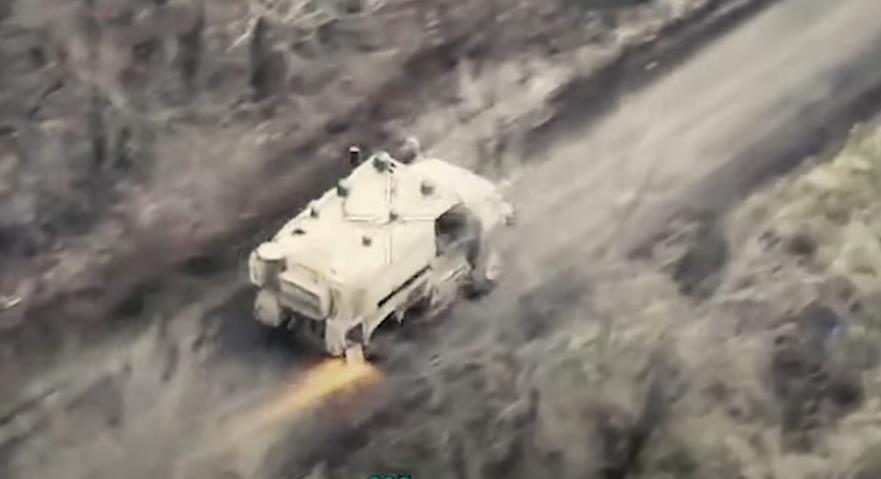 Новини України - Боєць ГУР вивіз підбитий броньовик з поля бою