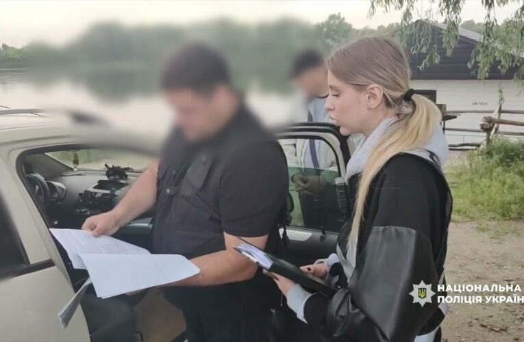 400 000 хабаря за сприяння у проведенні робіт з озеленення столиці: поліцейські викрили посадовців