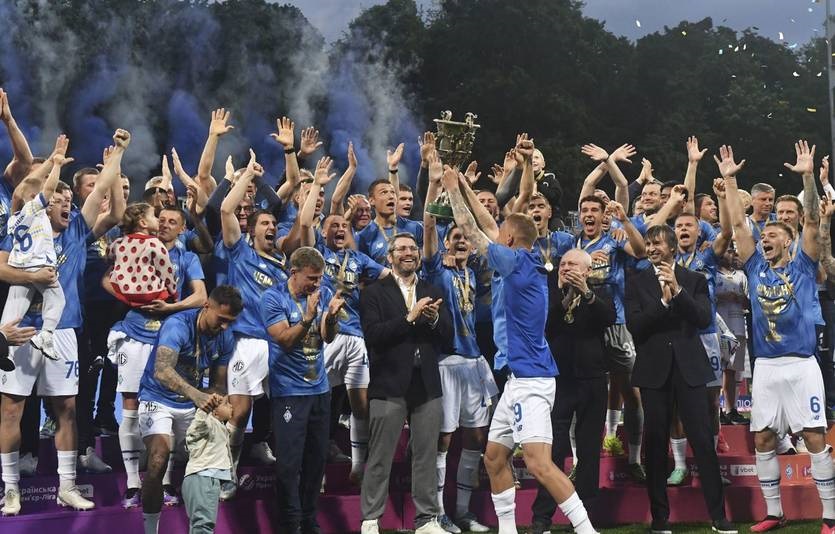 Новини спорту - Динамо в сезоні грало без поразок, здобуло золоті медалі та одержує трофей